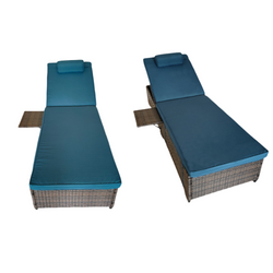 Lot de 2 transats coussins bleus foncé en résine tressée avec tablette latérale LEO